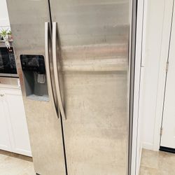 Samsung Refrigerator With Water And Ice Dispenser 