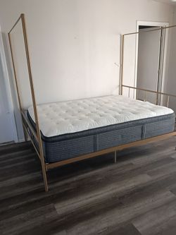 Canopy bed