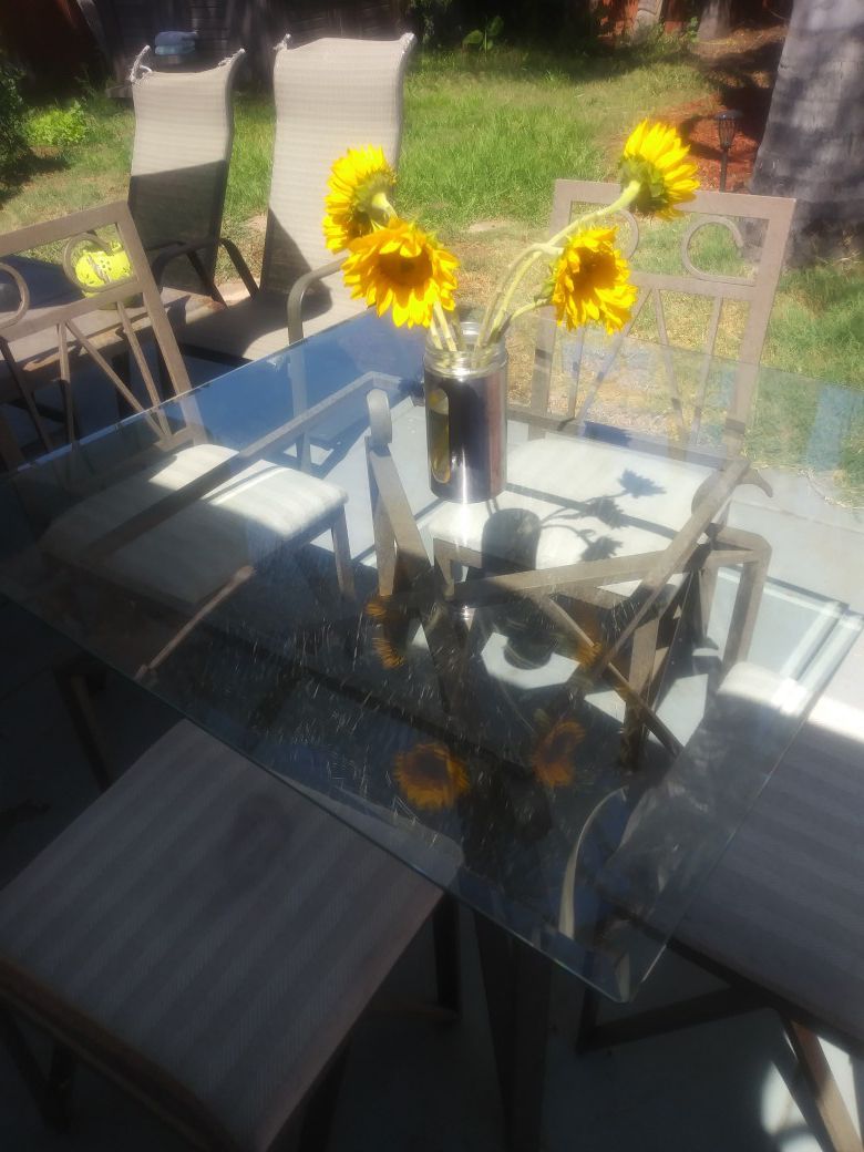 Glas table with 4 matching chairs