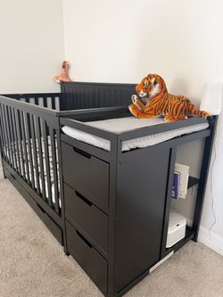 Graco Hadley 5-in-1  Crib and Changer with Drawer