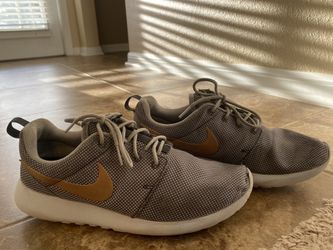 Nike Roshe runs size 9