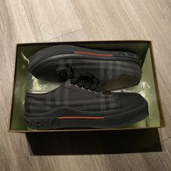 Burberry Converse Size 8
