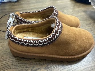 Size 2 American Exchange Girls Tan Slip On