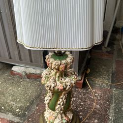 I Am Selling This Vintage Table Lamp Looking Very Nice 