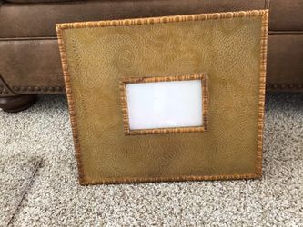 BEAUTIFUL PICTURE FRAME WITH PATTERN DESIGN IN THE WOOD AND MOLDING