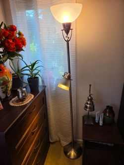 Stand Floor Light, Top lamp 3- Way, Very Good Condition