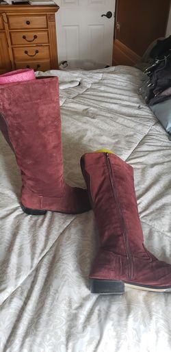 Boots size 10 but I wear 9 mostly very comfortable great color