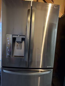 LG BLACK STAINLESSS STEEEL REFRIGERATOR 36”INCH LED LIGHTS ENERGY ⭐️ WATER 💦 AND ICE 🧊 MAKER Has Dents 