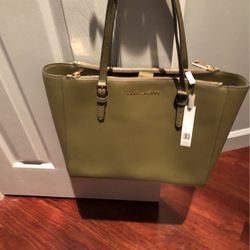 Marc Jacobs Leath https://offerup.com/redirect/?o=VG90ZS5OZXc=