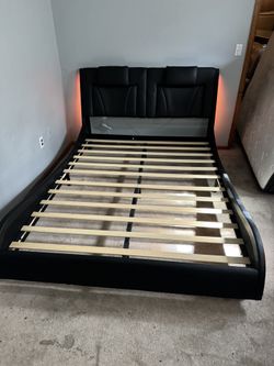 Queen bedframe