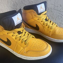  Pre-Owned/ Lightly worn Nike Jordan 1 Retro Mid University Gold sneakers