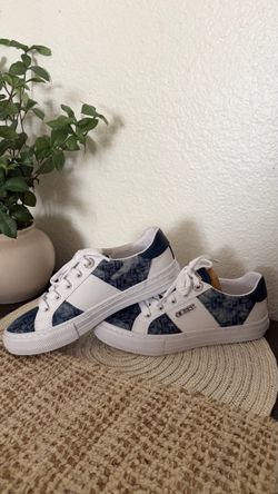 Guess Women's Loven Sneaker Size 5.5M