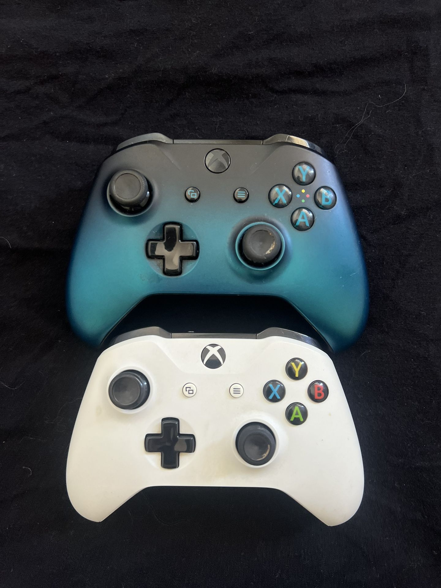 2 XBOX One Controllers for Sale in Bakersfield, CA OfferUp