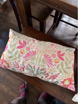 2 Couch Flower pillows white and pink
