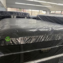 QUEEN SIZE SIMMONS BEAUTYREST BLACK SERIES 4 (MEDIUM) PILLOW TOP MATTRESS & BOX SPRING BED SET