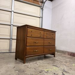 Vintage beautiful Mid century, modern drawer dresser with four drawers 