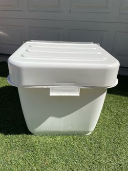 Dry food storage container