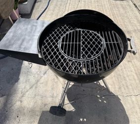 Asador Weber 22” (Parrilla de hierro fundido)  con mesa desmontable.