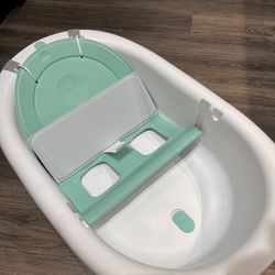 Frida Baby 4-in-1 Grow-With-Me Bath Tub