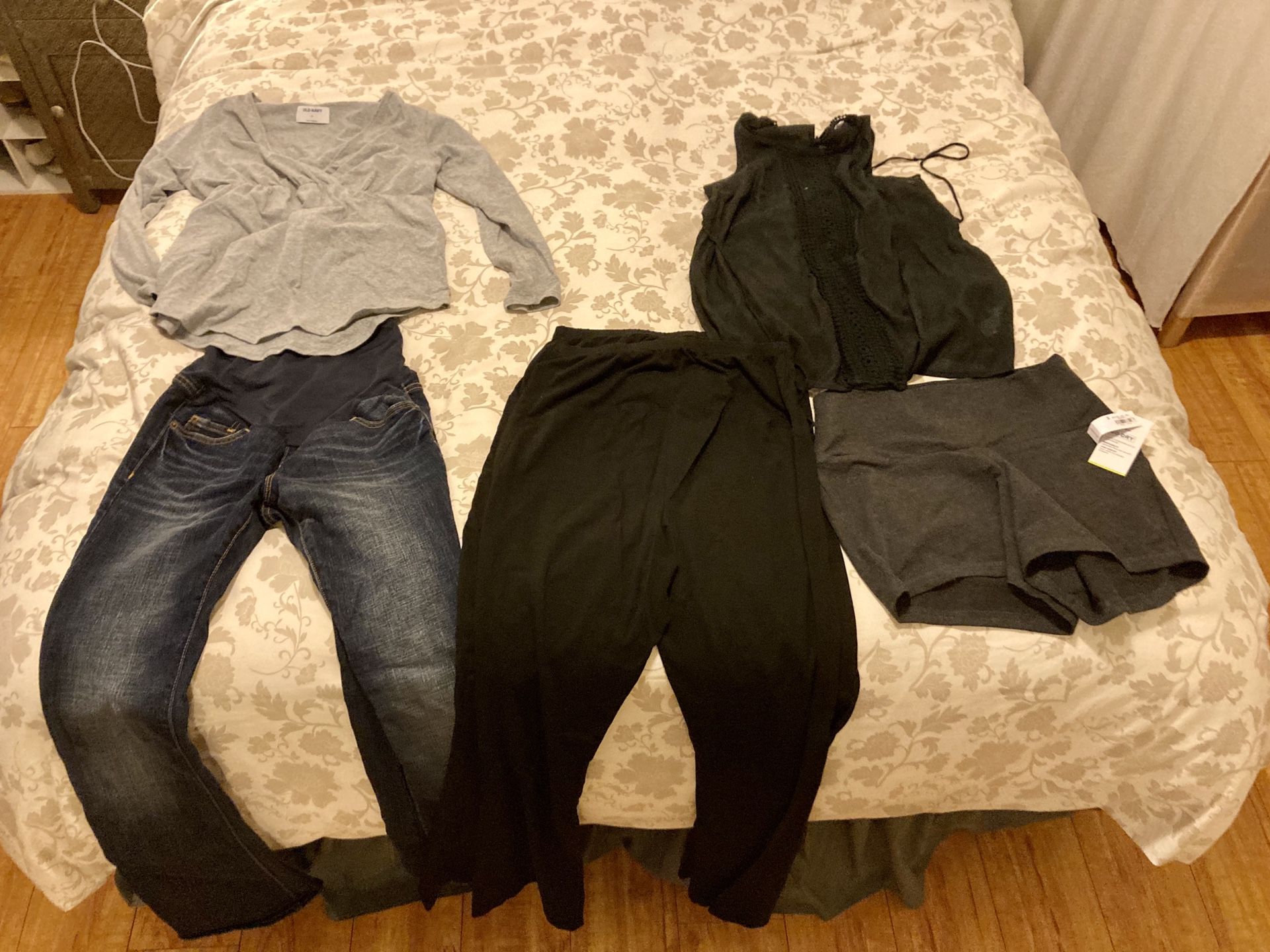 Maternity clothes lot - Sm/XS