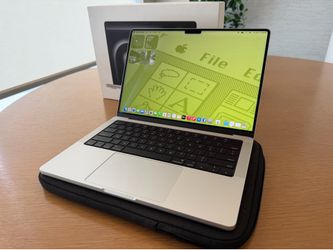 Apple MacBook Pro 14" M5  w Case