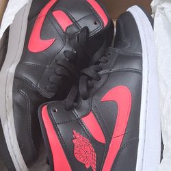 Nike Air Jordan 1 Retro Mid Black Siren Red BQ6472-004 Womens Sz 8
