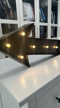 Lighted arrow sign