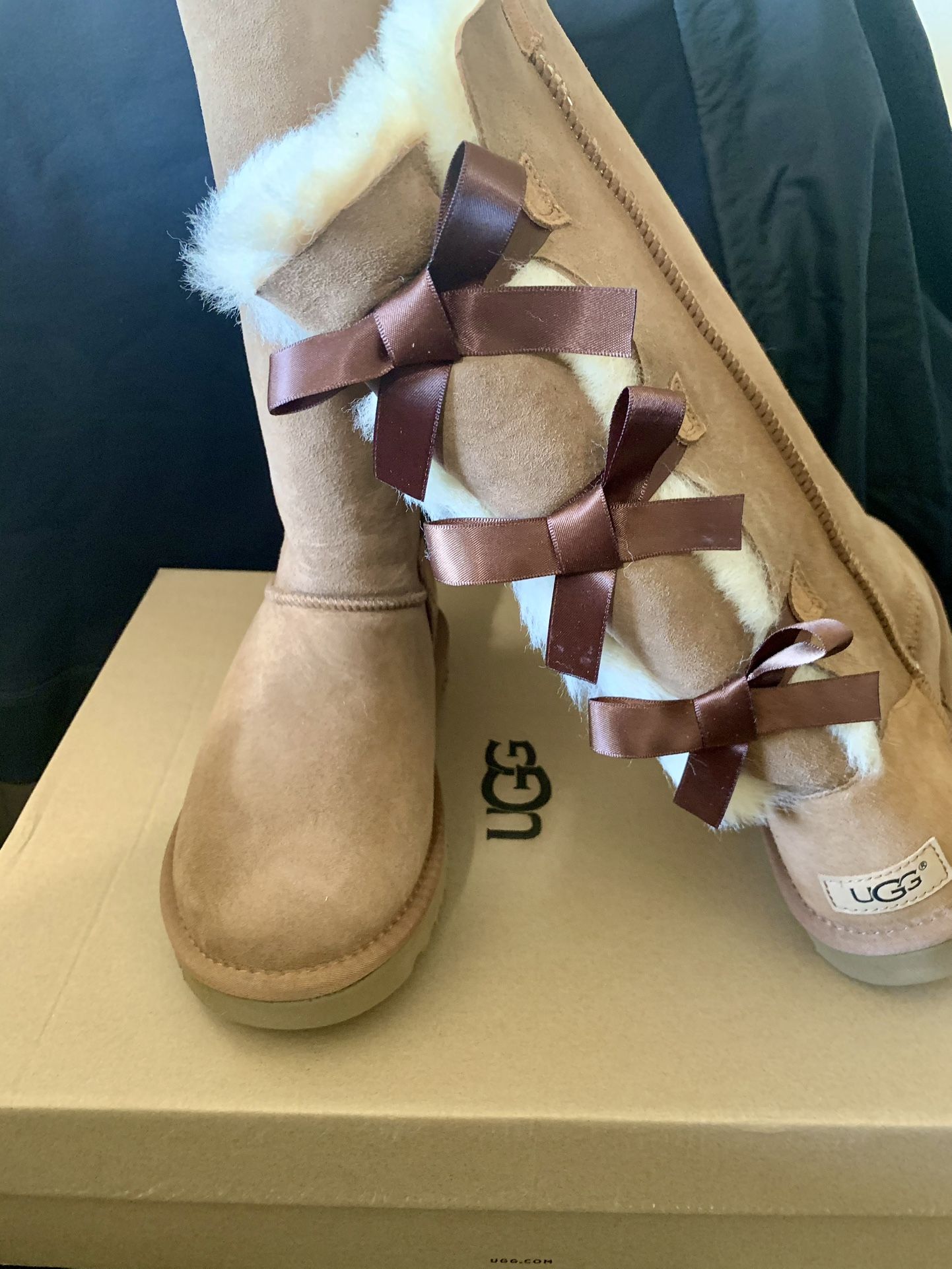 Ugg Woman’s Size 5 Chestnut New Bailey Bow lll