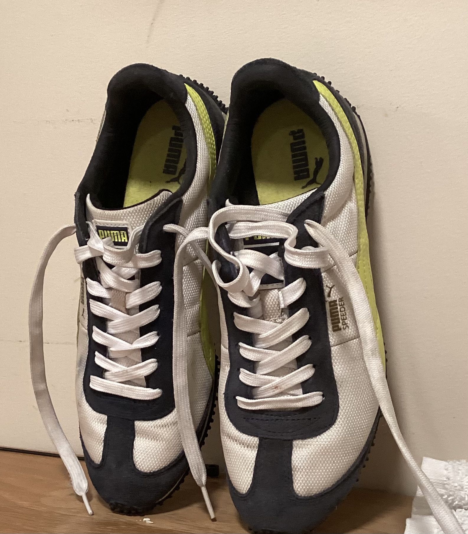 Vintage Pumas Speeder Sneakers For Woman’s 9 