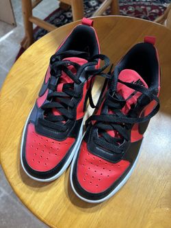 Boys  Nike Sneakers/ Size 5Y/ Nice Clean Condition 