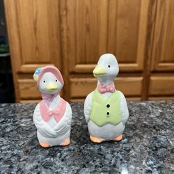 Vintage Pair of Duck Geese Salt and Pepper Shakers. Preowned good condition . Size appropriately 4 inches tall. Has been on display in a cabinet wit