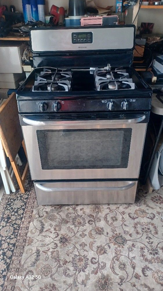 GAS STOVE ...OVEN NOT WORKING!! DELIVER X $
