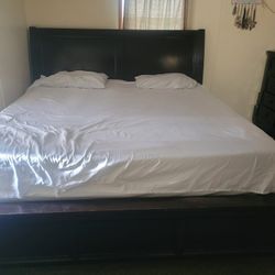 King Size Bed With Dresse And Mirror