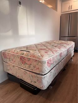 Twin mattress set