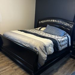 Three Piece Bedroom Set With Mattresses 