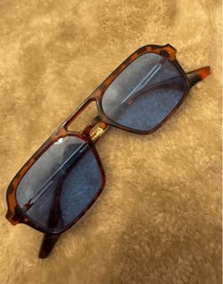 Lentes de sol estilo retro 🕶✨ Tono carey con lente azul 👀  Súper cool y combinan con todo