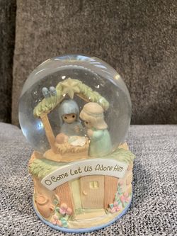 Precious Moments "O'Come Let Us Adore Him" Collectible Snow Globe