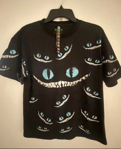 ESQUIZO “Alice In Wonderland Cheshire Cat” Graphic Large TShirt (Mexico)