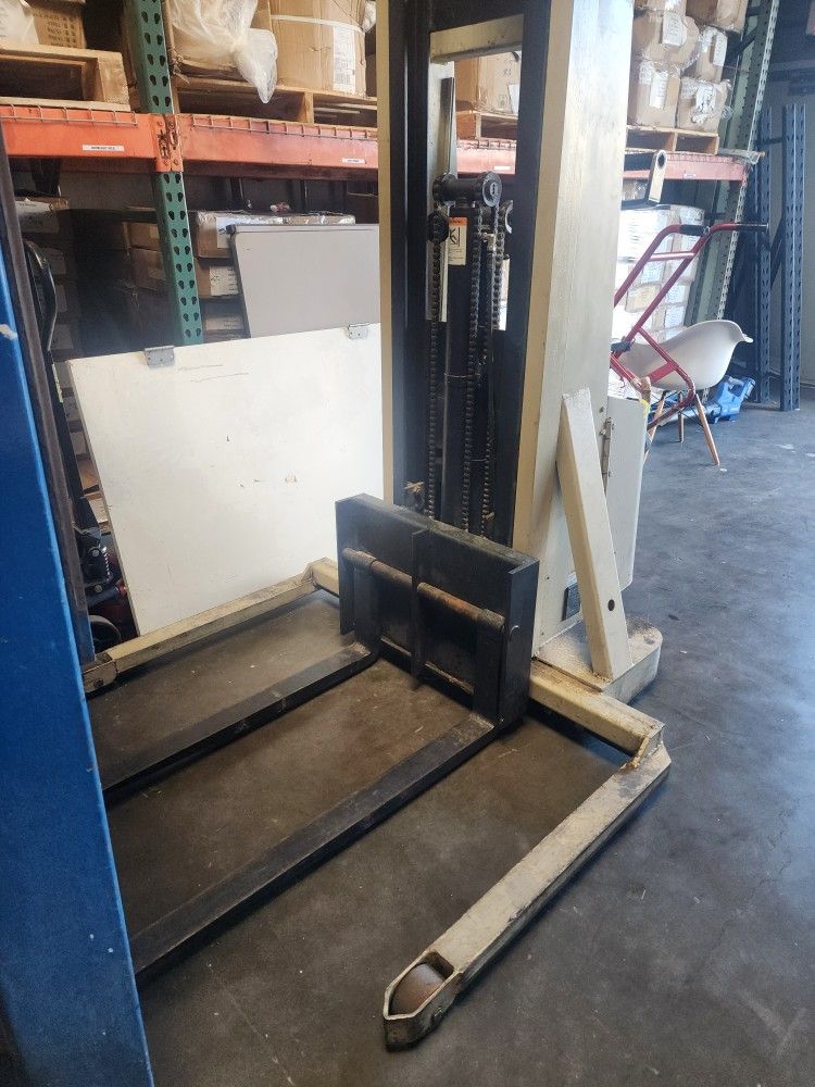 Forklift Crown 20MT Electric Walkie Straddle Stacker pallet jack