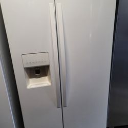White Whirlpool Side By Side Refrigerator With 💧 🧊 Dispenser 