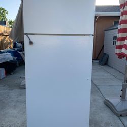 Ge White Refrigerator In Good Condition For Sale 