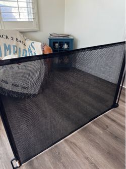 Baby gate screen