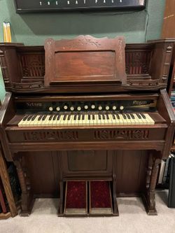 Antique pump organ