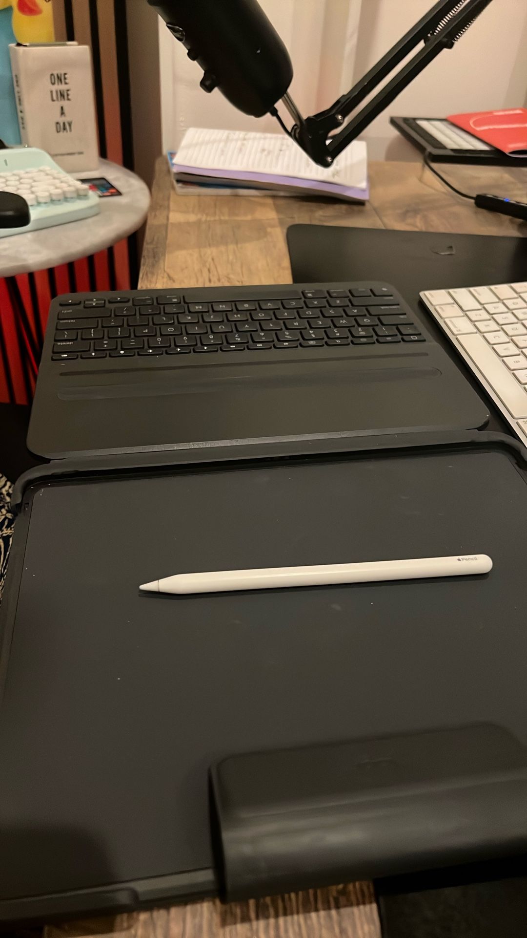 Excellent Logitech Bluetooth iPad Keyboard + Case + Apple Pencil (Older Gen)