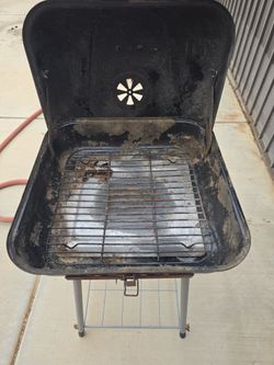Charcoal grill with wheels
