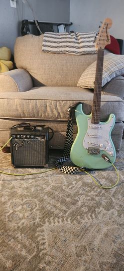 Stratocaster (Squire) & 10G Amp