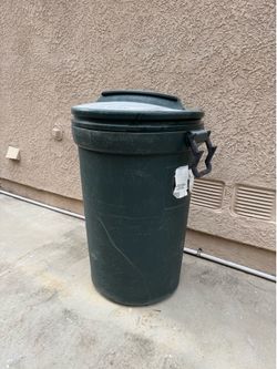 Rubbermaid Bruiser Heavy-Duty Trash Can with Lid