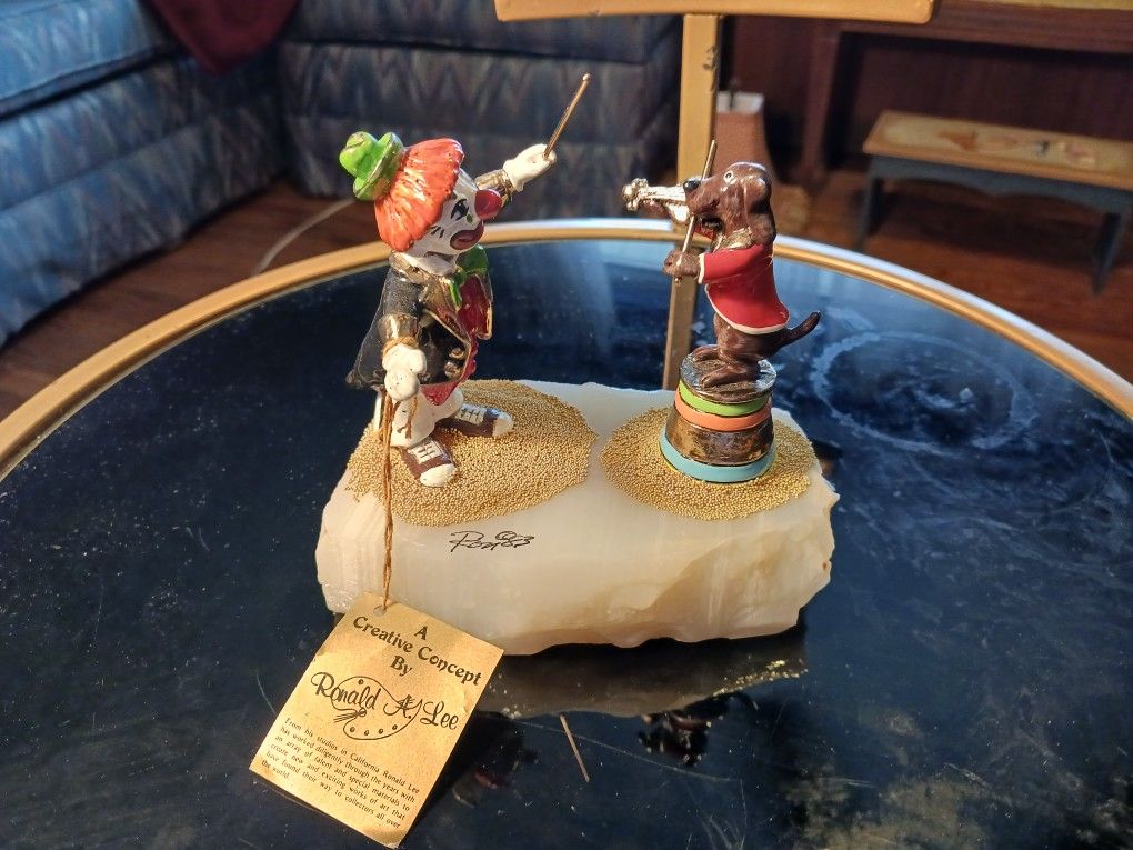 VERY UNIQUE LOOKING VINTAGE Donald A LEE Clown And DOG signed THIS IS ON a BEAUTIFUL MARBLE BASE 5.5 INCHES TALL 24K GOLD PLATED AND HAND PAINTE