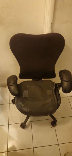 Herman Miller Mirra 2 BROKEN. FOR PARTS! TAKING OFFERS.