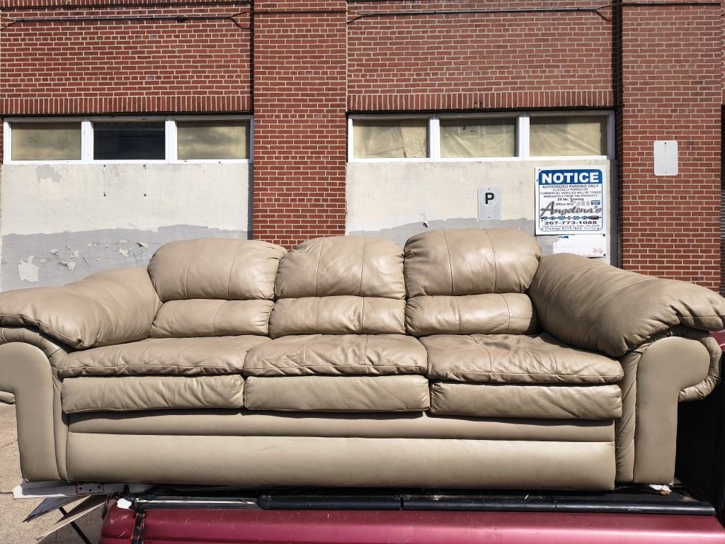 LEATHER COUCH! Great Condition!